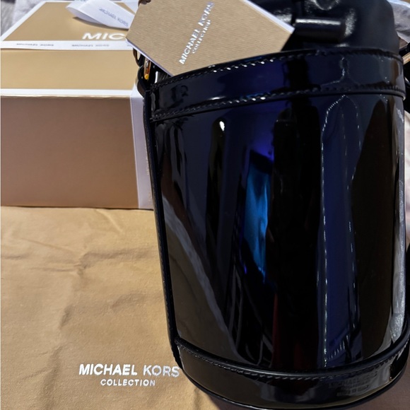 Audrey Medium Patent Leather Bucket Bag (Michael Kors Collection) - Picture 3 of 9